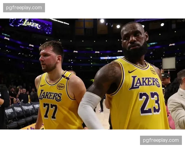 掘金湖人关键误判实锤:最后9.2秒干净抢断被吹犯规,里夫斯获利罚球后绝平